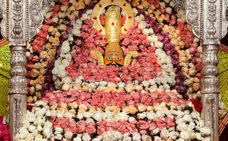 इंदिरा एकादशी पर आगरा के खाटू श्याम जी दरबार में भक्ति और पुष्प सज्जा का अनूठा संगम