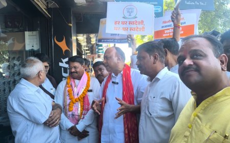 जीएसटी बचत उत्सव में सांसद नवीन जैन ने तीसरे दिन किया व्यापारियों व जनता से संवाद