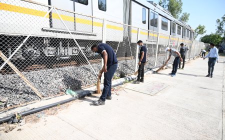आगरा मेट्रो के अधिकारियों ने खुद झाड़ू उठाकर दिया ‘सेवा ही स्वच्छता’ का संदेश
