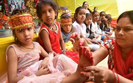 आगरा में अष्टमी पूजन की धूम: कन्या पूजन और मंदिरों में सजी भक्ति की आभा