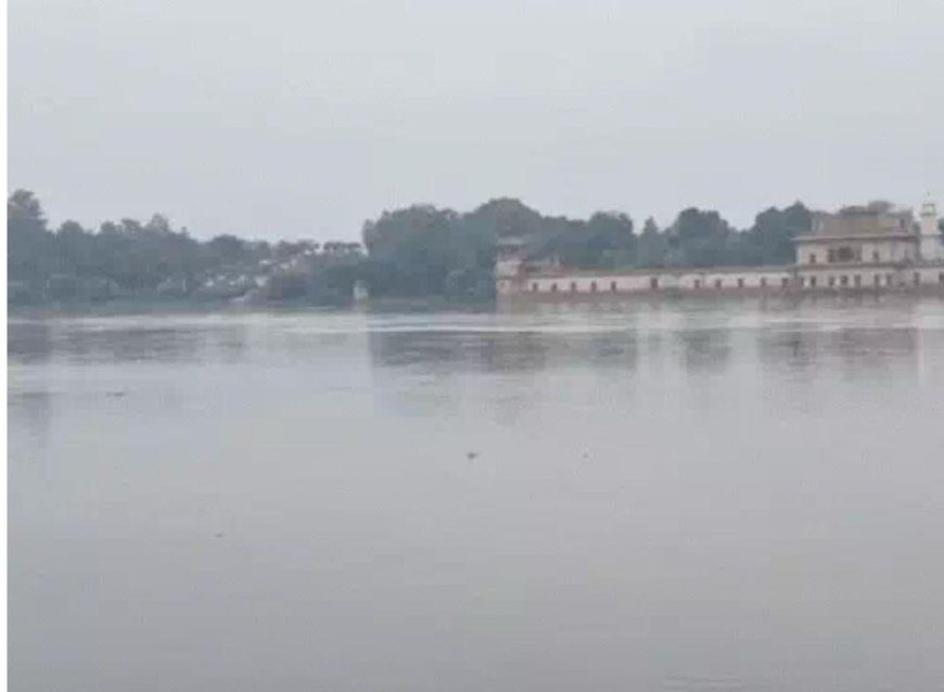 यमुना फिर उफान पर: खतरे के निशान से ऊपर पहुंचा जलस्तर, आगरा में कई घाट डूबे, गांवों में अलर्ट