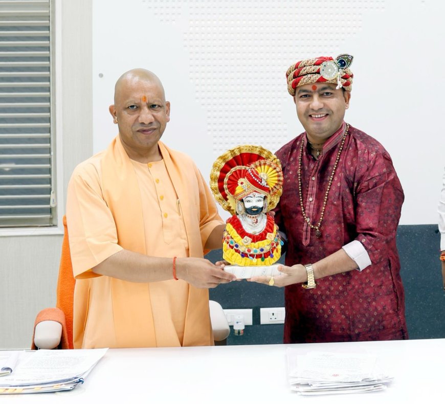 मनौना धाम के महंत ओमेंद्र मिले सीएम योगी से, धाम के विकास और प्राण-प्रतिष्ठा पर हुई चर्चा