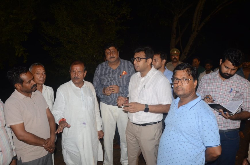 यमुना किनारे बाढ़ की स्थिति का डीएम ने देर शाम लिया जायजा, विधायक भी रहे साथ