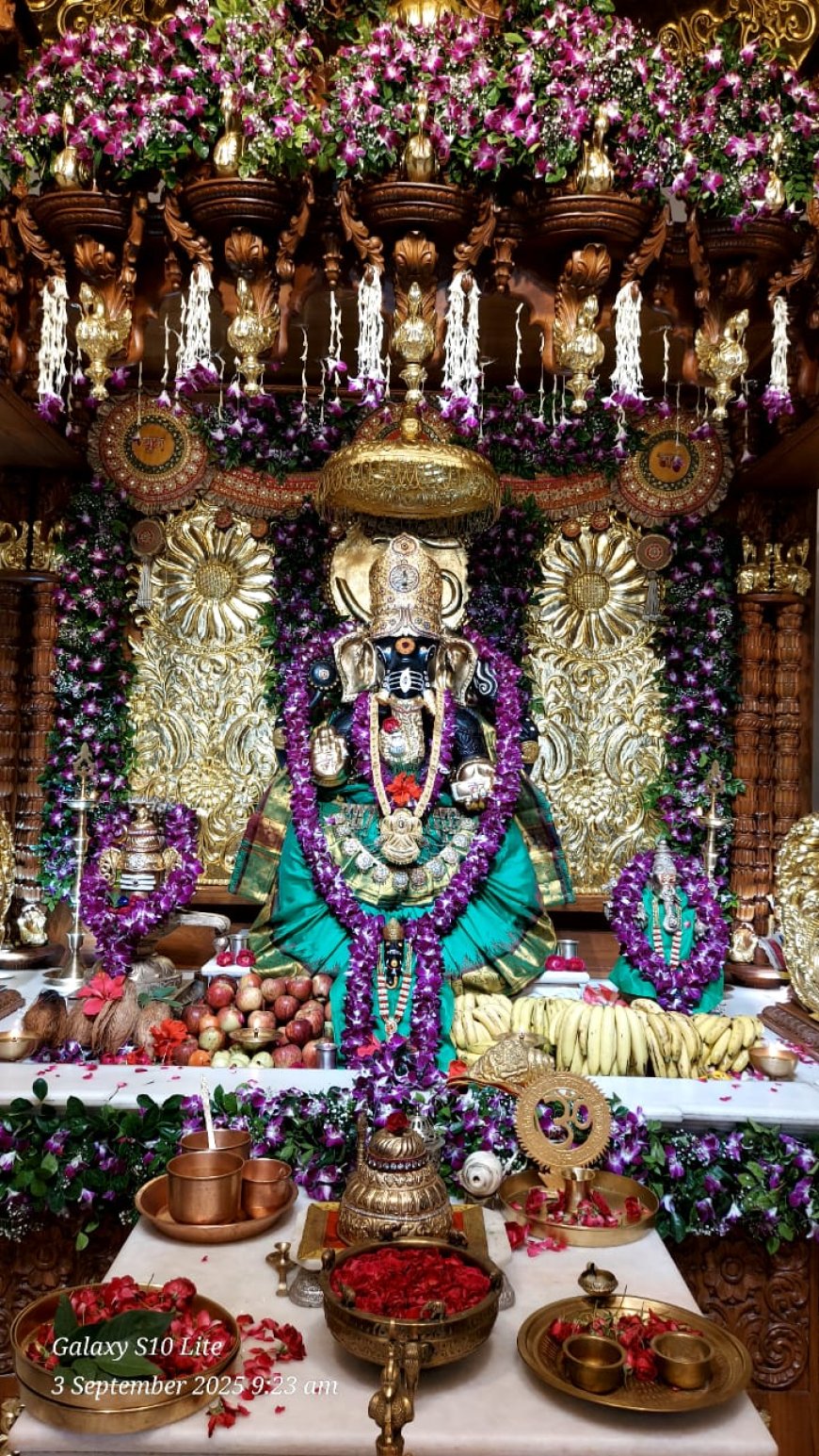 आठवें दिन हरे वस्त्र और बैंगनी पुष्प श्रृंगार किया गया श्री वरद वल्लभा महागणपति का