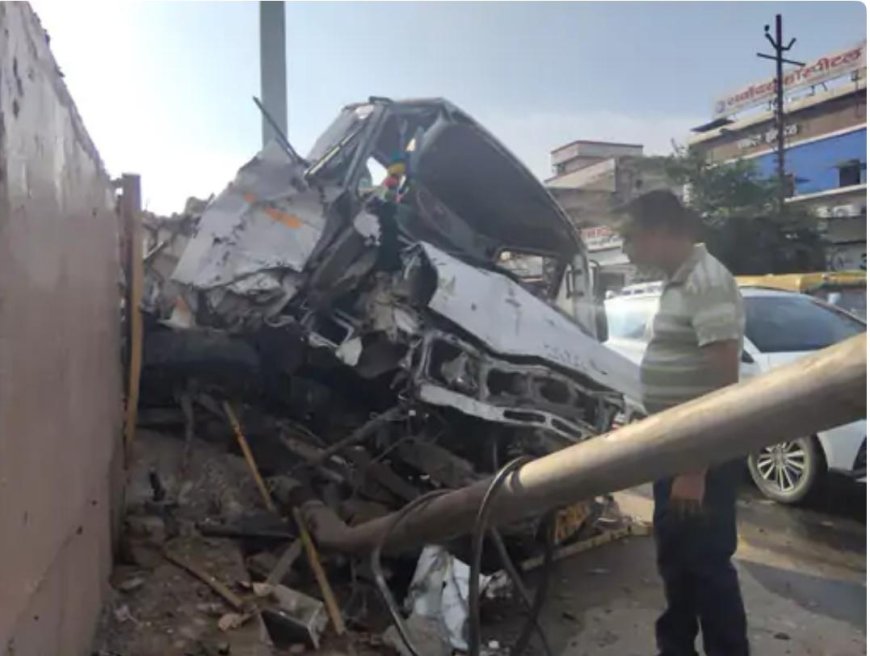 आगराः हाईवे पर ट्रेलर दूसरे वाहन को टक्कर मार डिवाइडर में जा घुसा, रुला देने वाला जाम