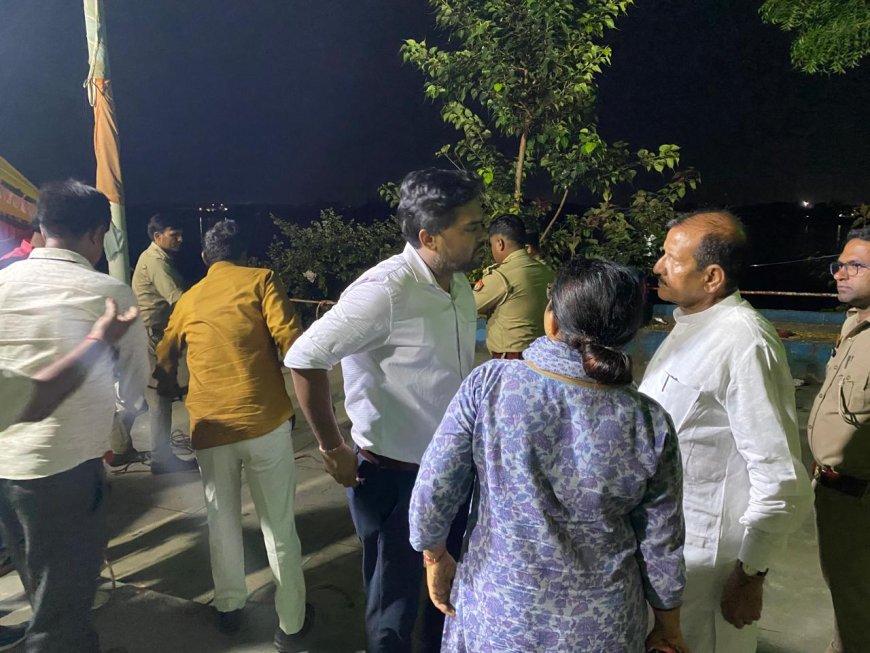 आगरा में बहुत बड़ा हादसाः बल्केश्वर में मंदिर की रेलिंग पर खड़े लोग दीवार ढहने से यमुना में जा गिरे