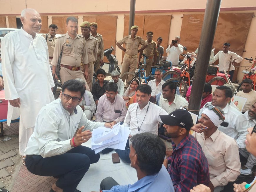 जब आगरा के जिलाधिकारी ने दिव्यांगों के बीच जमीन पर बैठकर सुनी उनकी हर व्यथा