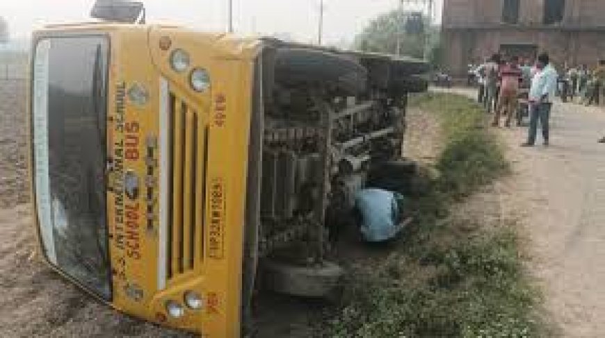 लखनऊ में बेकाबू रोडवेज बस पलटी, चार की मौत, कई घायल