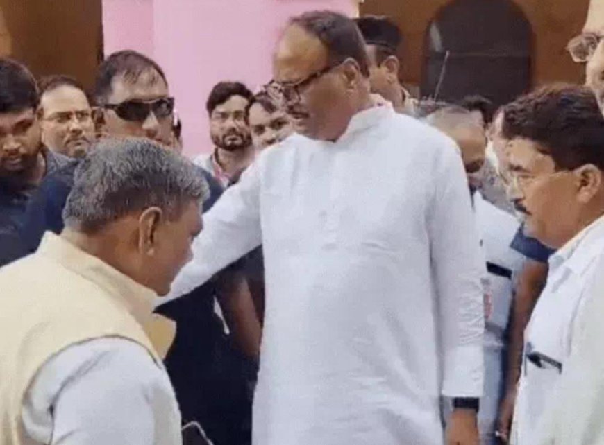 डिप्टी सीएम ब्रजेश पाठक ने जिला अस्पताल के निरीक्षण में मरीजों से की बात, गंदगी पर नाराजगी