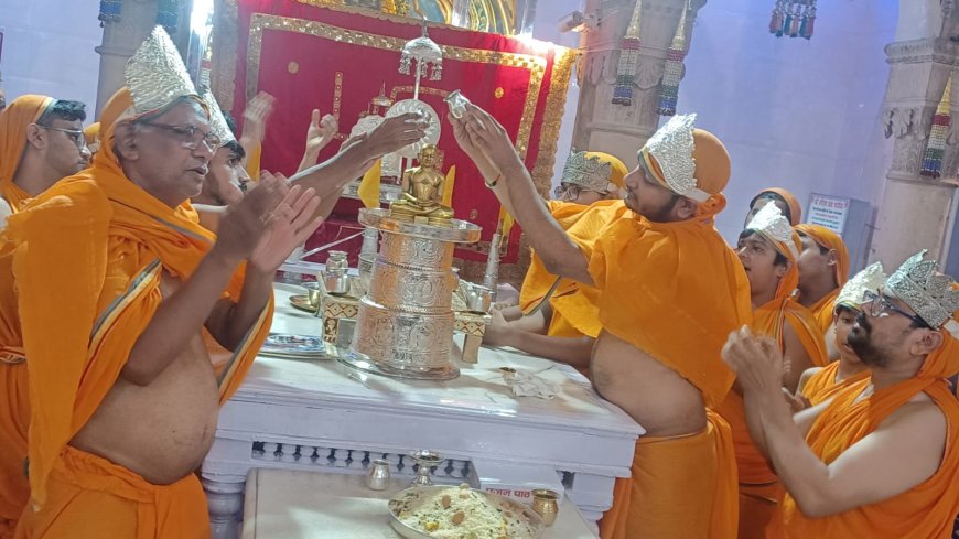 आगरा के जैन मंदिर में वार्षिक कलशाभिषेक महोत्सव, प्रभु शीतलनाथ की आराधना में उमड़े भक्त