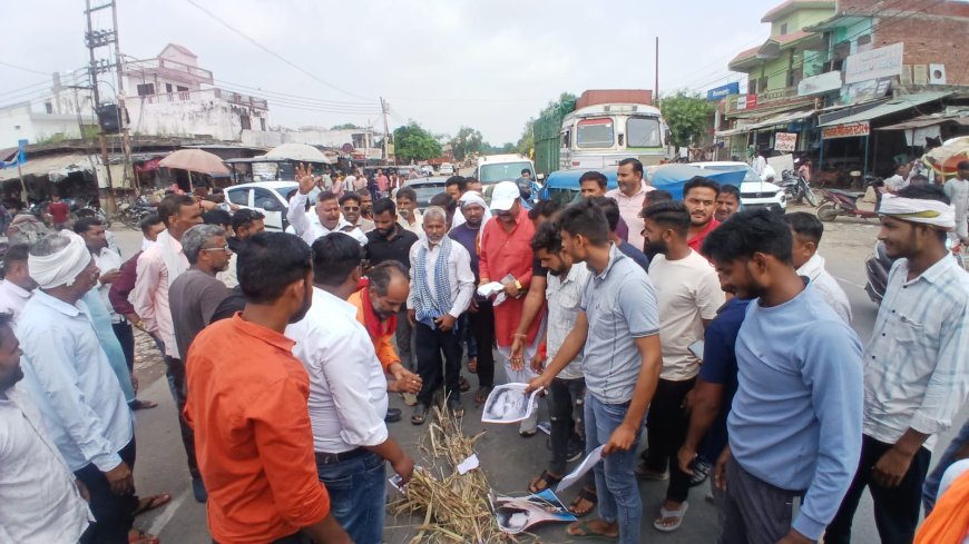 गिजौली विवाद: दूसरे पक्ष ने फूंका सांसद सुमन का पुतला, सपा और भाजपा सांसदों ने दीं प्रतिक्रियाएं