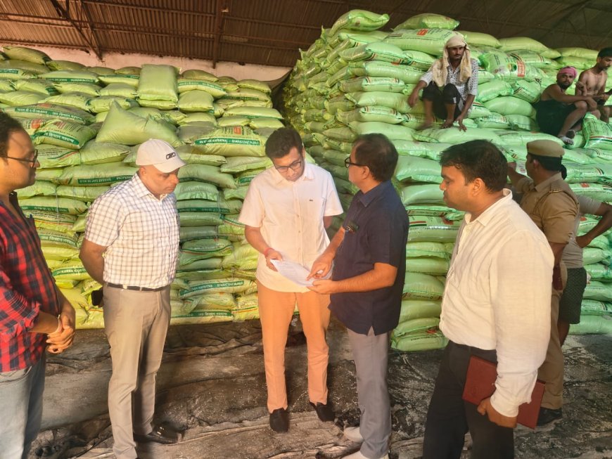 आगरा में खाद वितरण में लापरवाही पर डीएम सख्त, एडी व एडीसीओ को लगाई फटकार