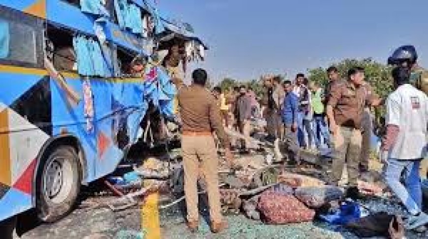 आगरा-लखनऊ एक्सप्रेस वे पर ट्रक के पीछे जा घुसी बस, तीन लोगों की मौत, एक यात्री के पैर कट गए