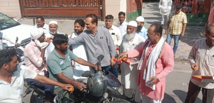 आज़म खान की रिहाई पर आगरा में सपाइयों ने मनाया जश्न, बांटे गए लड्डू और गूंजे नारे