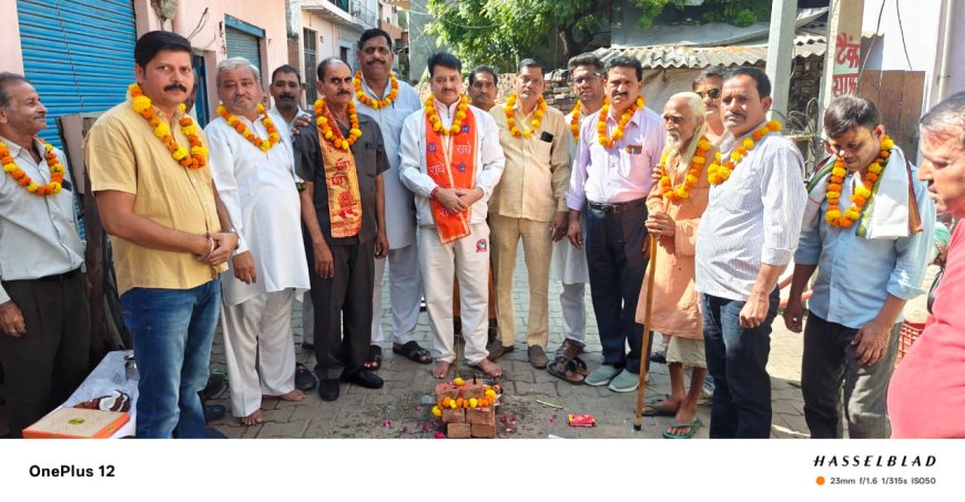 मथुरा के धौलीप्याऊ क्षेत्र की कई गलियों की सड़कों का नव निर्माण शुरू