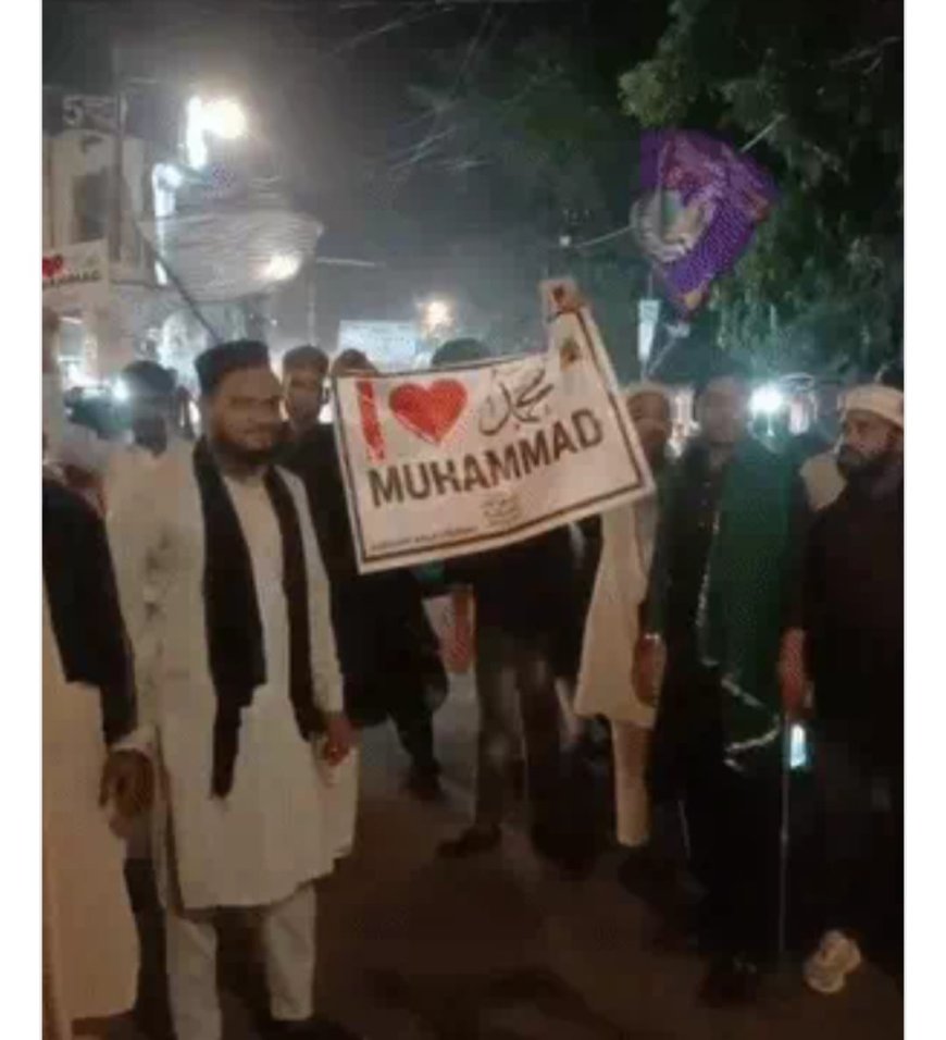 बरेली में शाहदाना बली उर्स जुलूस में 'आई लव मोहम्मद' पोस्टर लेकर सड़कों पर उतरे लोग