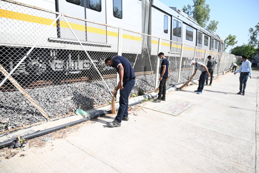 आगरा मेट्रो के अधिकारियों ने खुद झाड़ू उठाकर दिया ‘सेवा ही स्वच्छता’ का संदेश