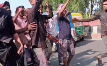 आगरा में दुर्गा विसर्जन बना रणभूमि, दो गुटों में खूनी भिड़ंत, सड़क पर लहूलुहान लोग