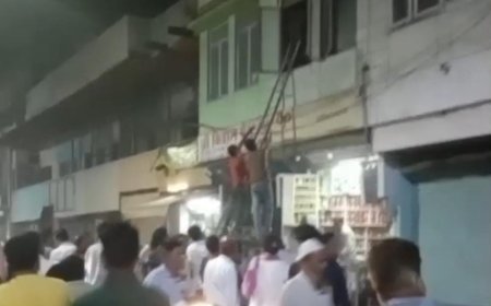 आगरा के छत्ता में स्कूटी चार्जिंग के दौरान घर में लगी आग: परिवार को पड़ोसियों ने बचा लिया