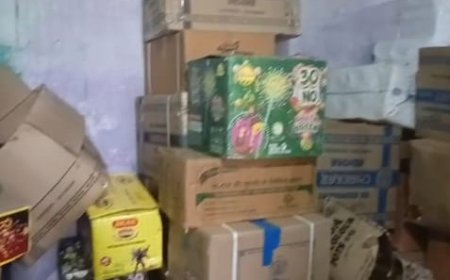 शास्त्रीपुरम में गोदाम पर पुलिस छापाः लाइसेंस की अनुमति से बहुत ज्यादा पटाखे मिले