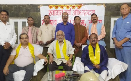 मंहगाई पर व्यंग, दीपों में झलका दर्दः दीपोत्सव काव्य गोष्ठी में गूंजी रचनात्मक अभिव्यक्ति