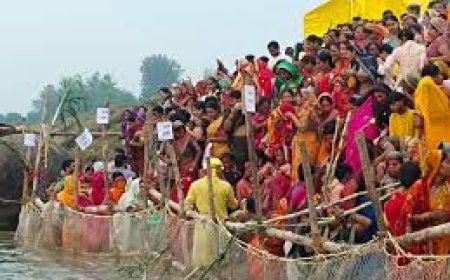 लोक आस्था का महापर्व छठ उगते सूर्य को अर्घ्य देने के साथ संपन्न