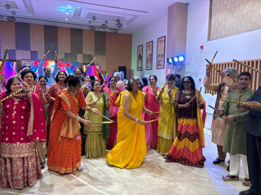 आगरा में वरिष्ठ नागरिकों ने नवरात्र महोत्सव में बिखेरी उमंग और भक्ति की छटा, डांडिया-गरबा की धूम
