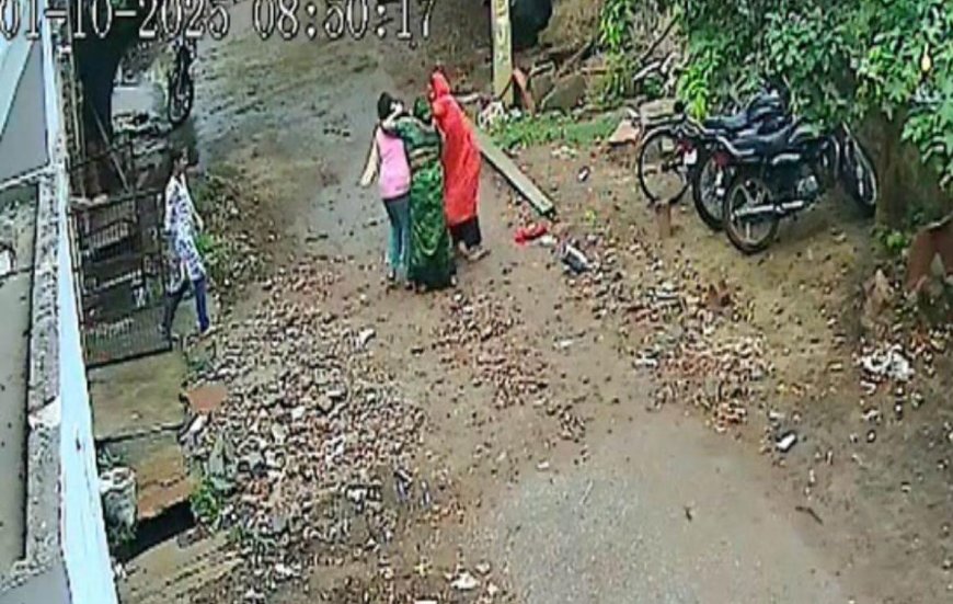 आगरा में मां-बेटी पर डंडों से हमला, गला दबाकर हत्या की कोशिश