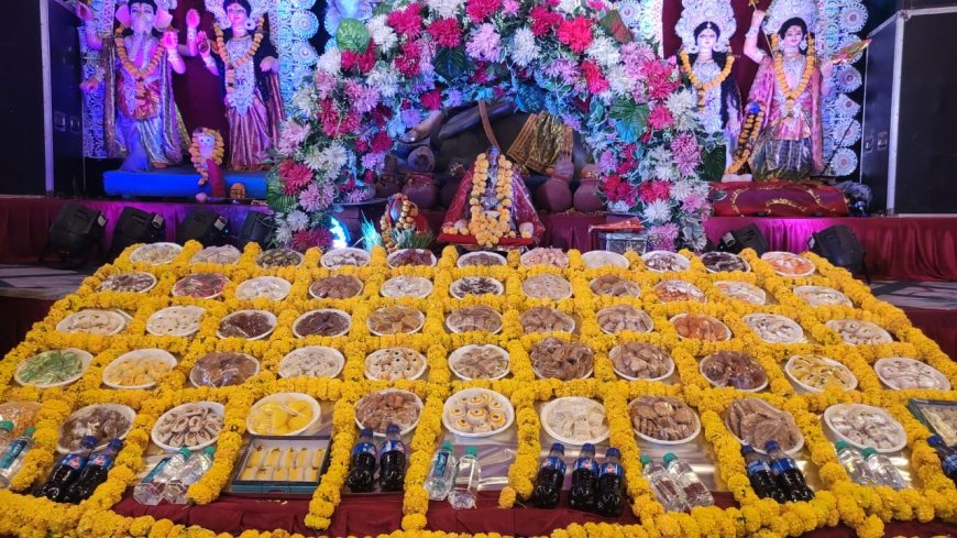 मां दुर्गा के पण्डाल में छप्पन भोग व भंडारा, सैकड़ों भक्तों ने ग्रहण किया प्रसाद