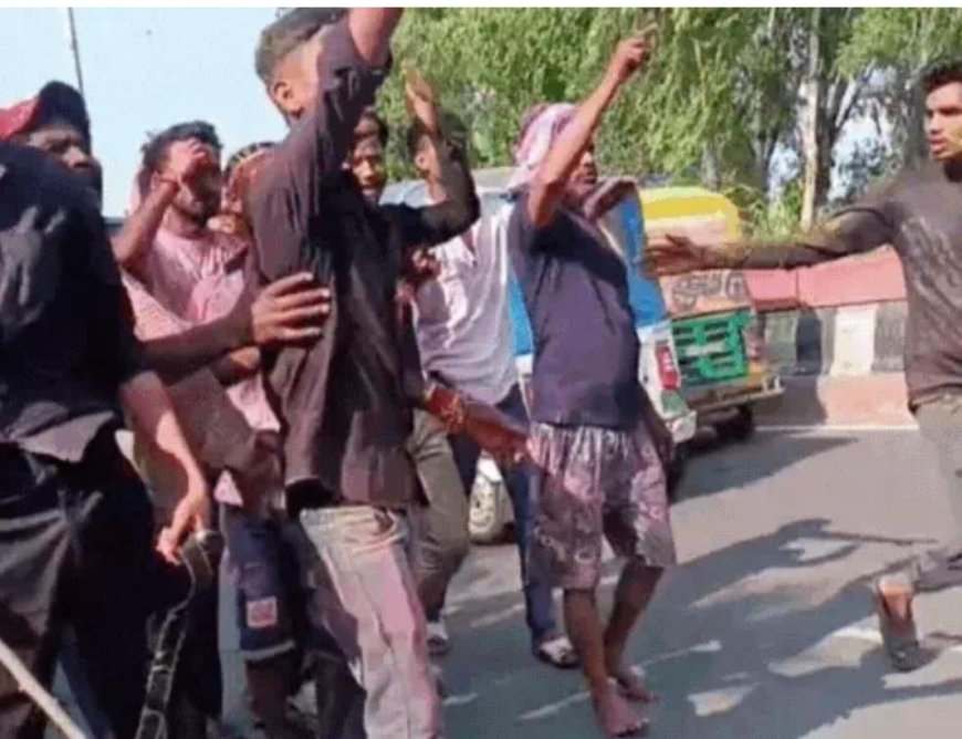 आगरा में दुर्गा विसर्जन बना रणभूमि, दो गुटों में खूनी भिड़ंत, सड़क पर लहूलुहान लोग