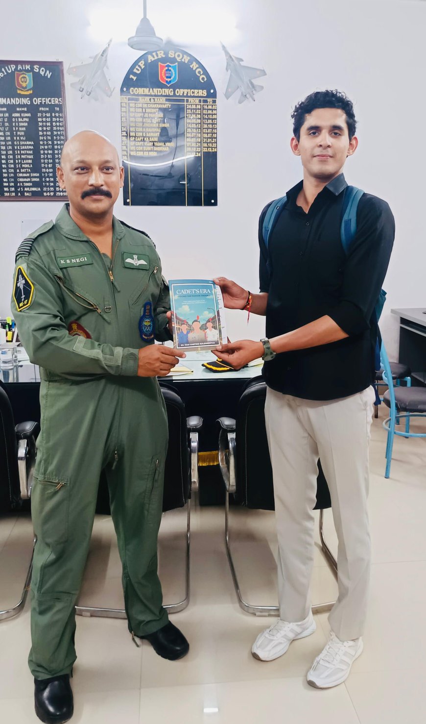 आगरा के एनसीसी कैडेट ने लिखी अनोखी पुस्तक, परेड ग्राउंड से आगे की यात्रा बनी युवाओं के लिए प्रेरणा