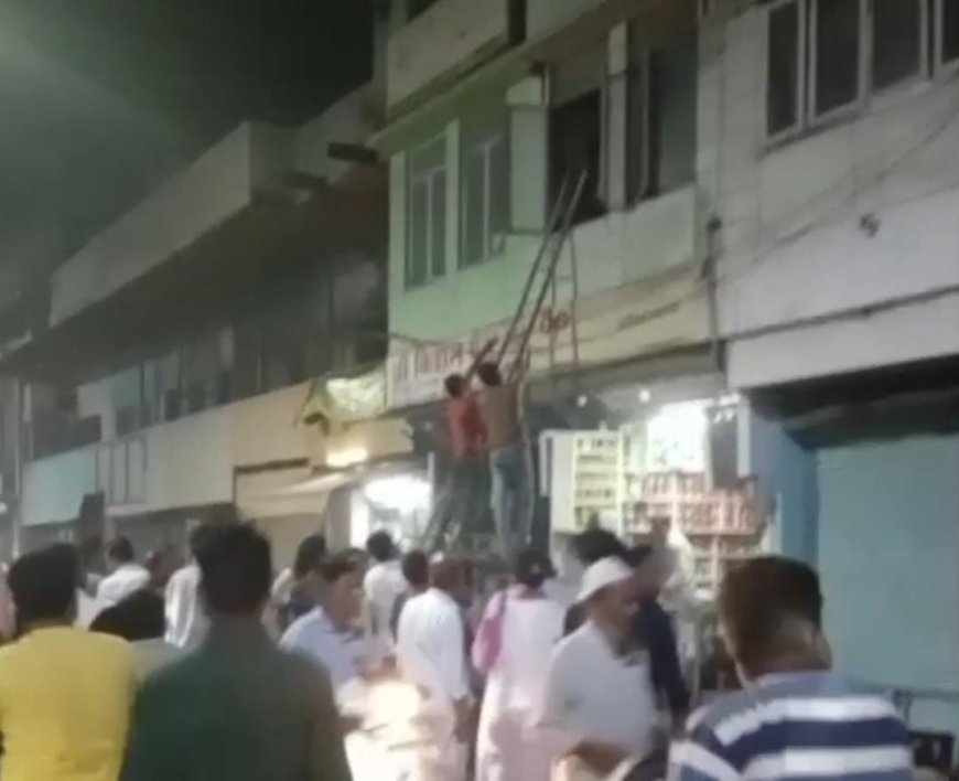 आगरा के छत्ता में स्कूटी चार्जिंग के दौरान घर में लगी आग: परिवार को पड़ोसियों ने बचा लिया