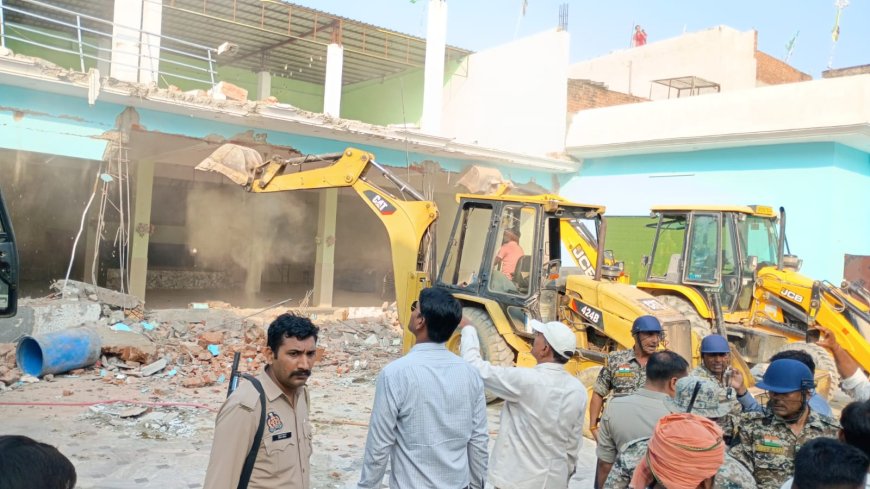 बरेली में तौकीर रज़ा के खास नफ़ीस का ‘रज़ा पैलेस’ जमींदोज़, सैलानी मार्केट पर भी चला हथौड़ा