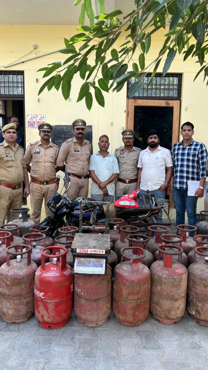 रूनकता पुलिस ने घनी आबादी में चल रहे गैस रिफिलिंग के गोरखधंधे का किया पर्दाफाश, 27 सिलेंडर जब्त