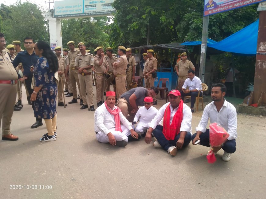 बरेली एयरपोर्ट पर अखिलेश से सिर्फ पांच नेताओं को मिलने की अनुमति, सपाइयों ने किया विरोध