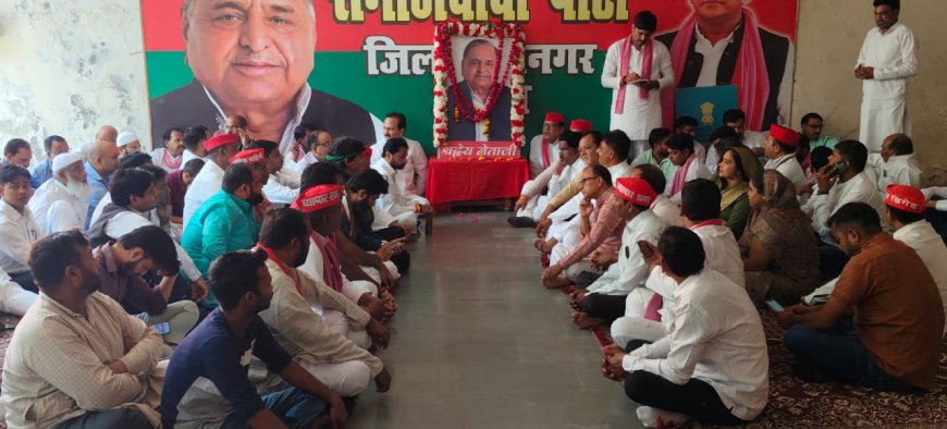 नेताजी की विरासत को नमन: आगरा के समाजवादियों ने लिया अखिलेश सरकार 2027 का संकल्प