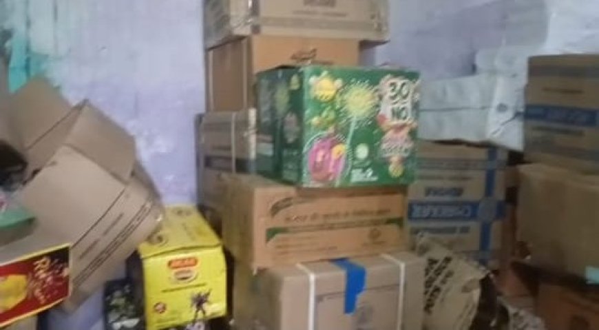 शास्त्रीपुरम में गोदाम पर पुलिस छापाः लाइसेंस की अनुमति से बहुत ज्यादा पटाखे मिले