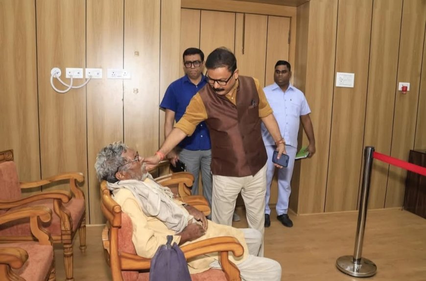 बरेली: जनता दर्शन कार्यक्रम में फरियादी को चक्कर आए और गिर पड़े, डीएम की तत्परता से जान