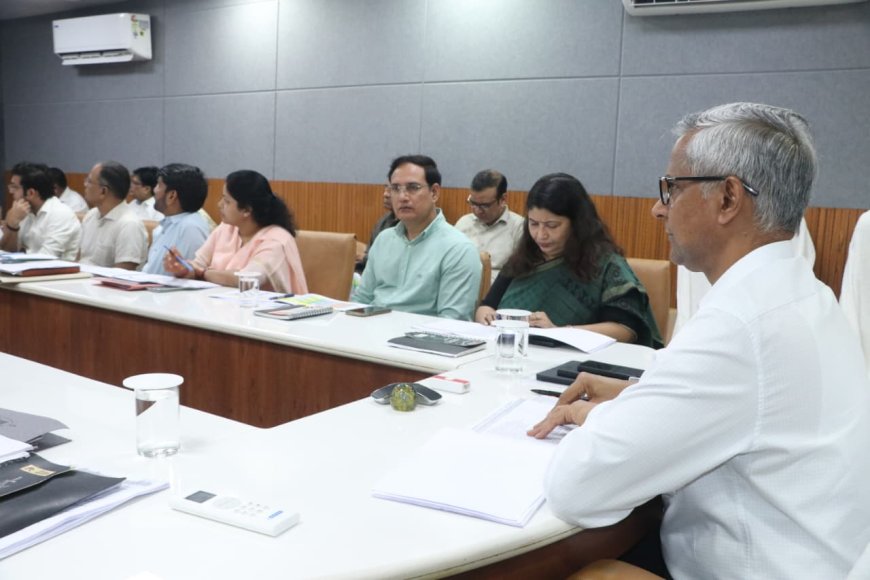 आगरा जिले की रैंक गिरी, मंडलायुक्त का समीक्षा में समयबद्धता व पारदर्शिता पर जोर