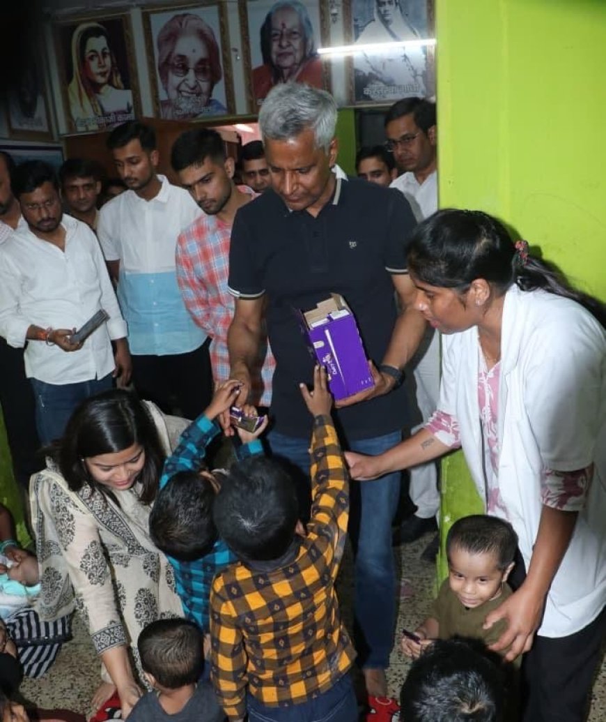 राजकीय शिशु गृह में मंडलायुक्त का औचक निरीक्षण, बच्चों से बातचीत में झलकी आत्मीयता