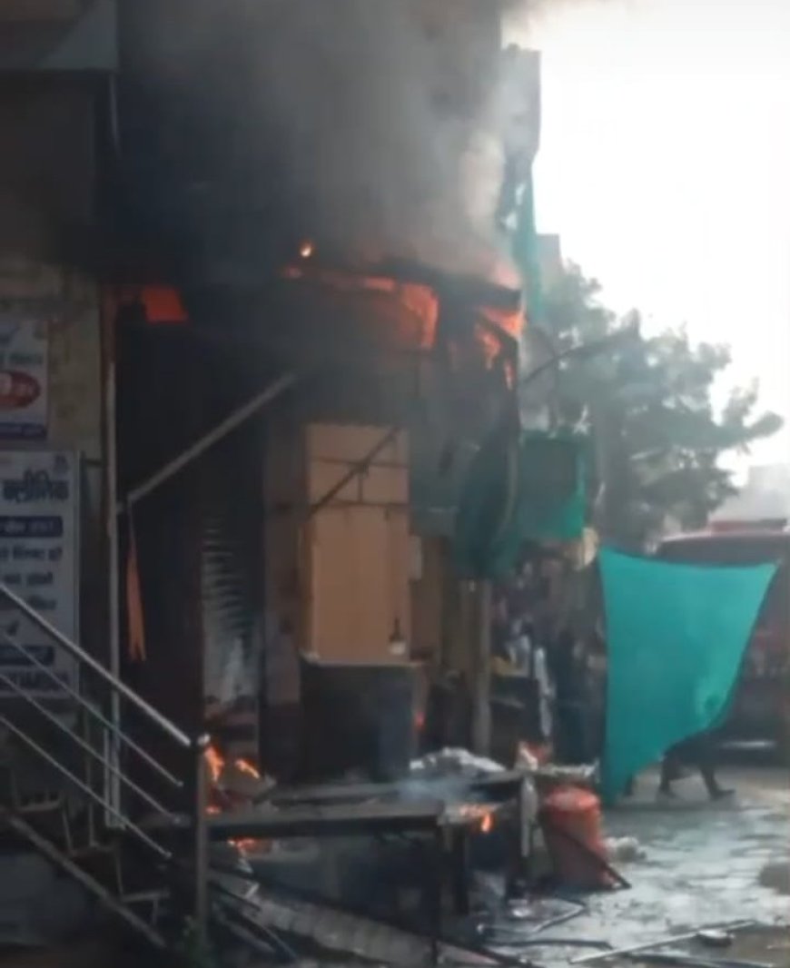 आगरा के नगला पदी में भीषण आग, हार्डवेयर की दुकान में उठी लपटों की चपेट में मकान भी आया