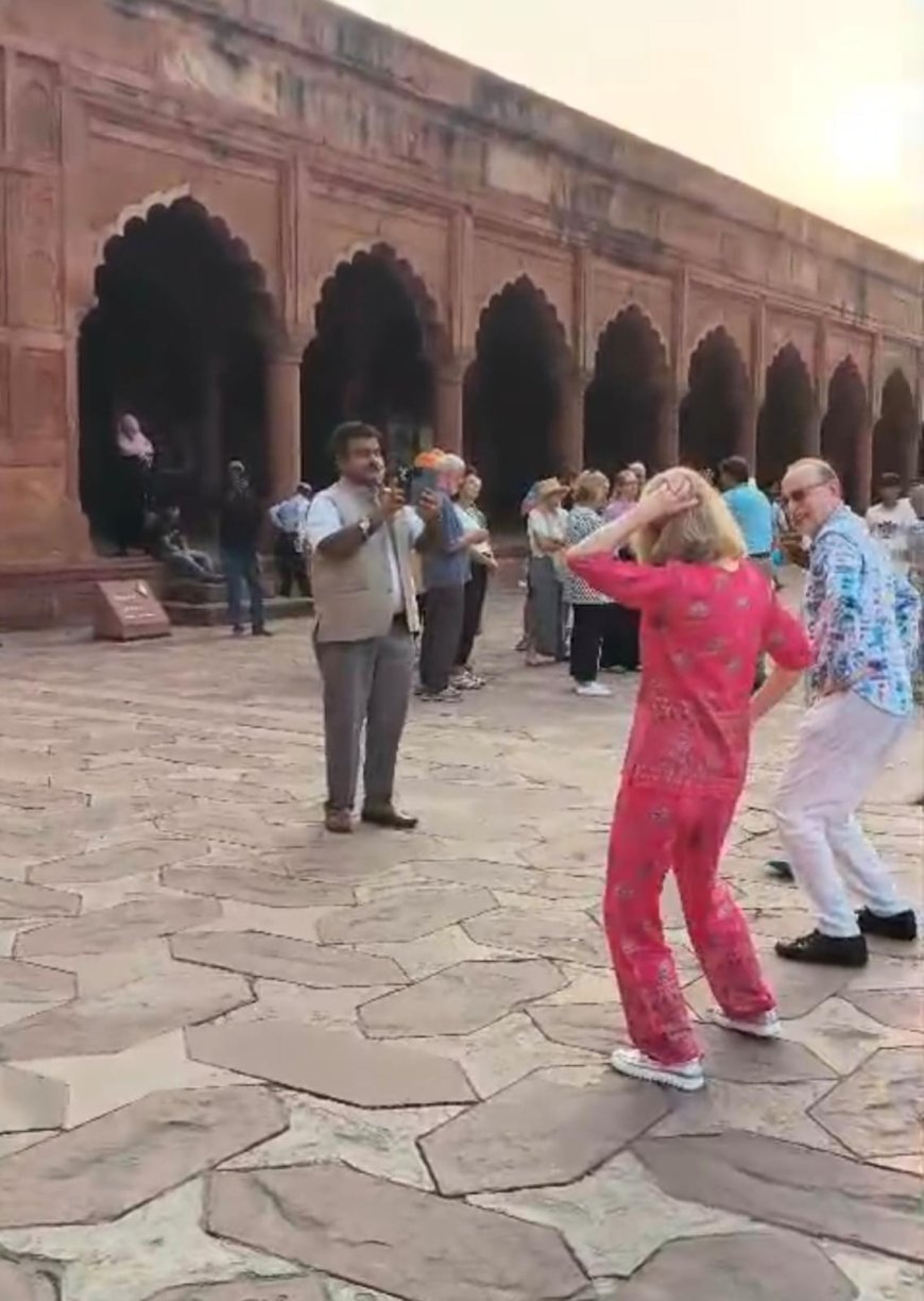 ताजमहल पर डांस! विदेशी पर्यटक का वीडियो वायरल, गाइड पर गिर सकती है गाज