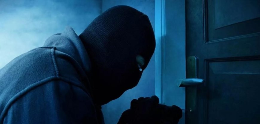 आगरा में कारोबारी का परिवार था बाहर, चोरों ने घर में घुसकर लाखों की ज्वेलरी और नकदी पार कर दी