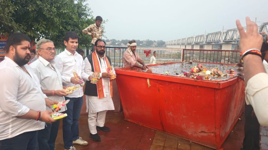 आगरा में सराहनीय पहलः दिवाली के बाद ब्राह्मण परिषद ने उठाया गणेश-लक्ष्मी मूर्ति विसर्जन का दायित्व