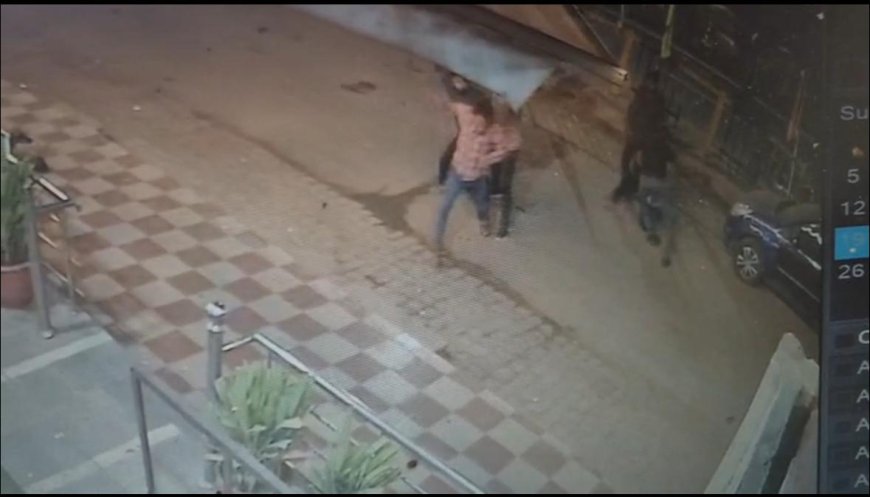 फतेहपुरसीकरी में होटल पर खाना खाने गए युवकों को दबंगों ने लाठी-डंडों से पीटा, घटना सीसीटीवी में कैद