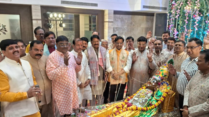 श्री गिरिराज जी सेवा मंडल परिवार के अन्नकूट महोत्सव में डांडिया और भजनों से उमड़ा भक्ति का सागर