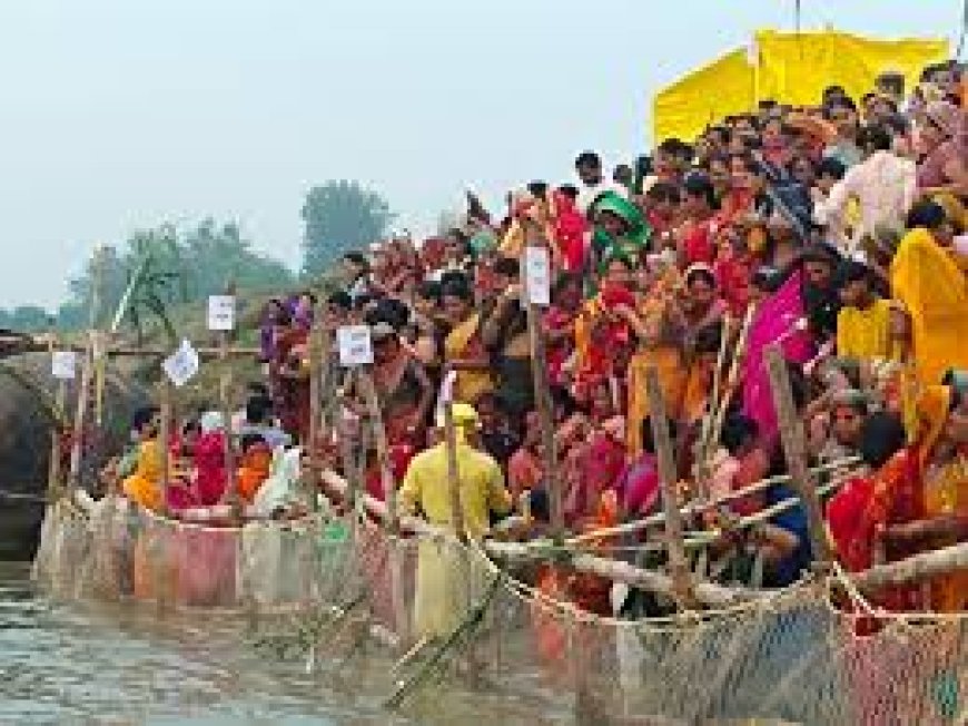 लोक आस्था का महापर्व छठ उगते सूर्य को अर्घ्य देने के साथ संपन्न