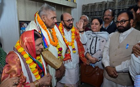 दीप्ति के घर पहुंच मंत्री योगेंद्र उपाध्याय ने माता-पिता का किया अभिनंदन, ढोल बजे और आतिशबाजी