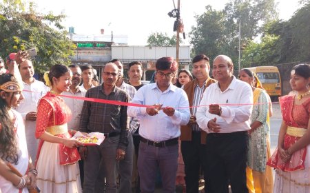 आगरा में सजी परंपरा और सृजन की महक, हस्तशिल्प प्रदर्शनी ने खींचा लोगों का ध्यान