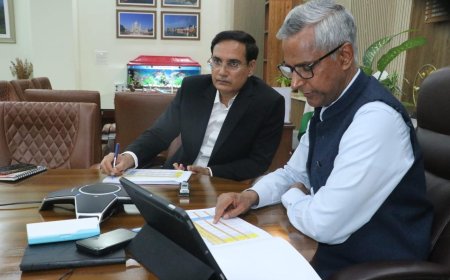 मंडलायुक्त का सख्त रुख, आगरा की प्रगति पर नाराज़गी, मैनपुरी को सराहना